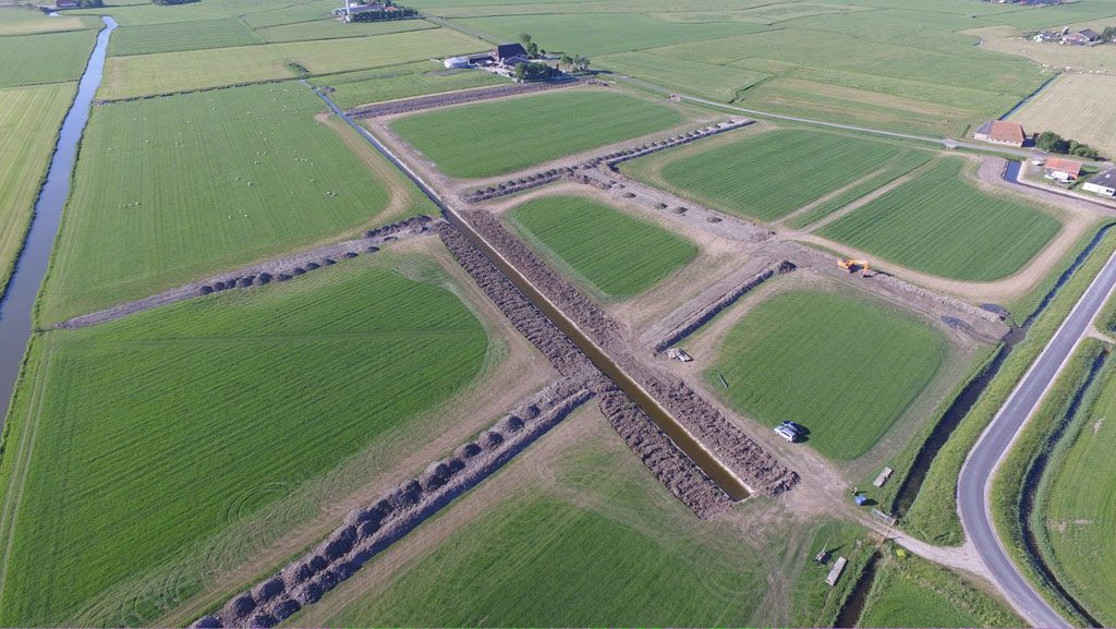 Ontgraven nieuwe sloten, sloten verbreden en slootkant verlagen.