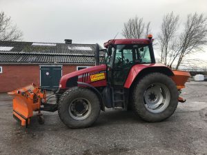 Tractor + zoutstrooier + sneeuwschuif